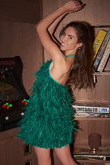 Vestido Juan Plumas verde – diseño mini con plumas naturales y escote halter | VISS Madrid