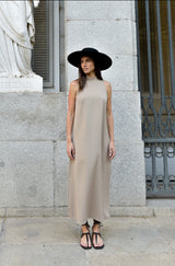 Vestido Eva beige – diseño recto, escote halter y cuello perkins | VISS Madrid