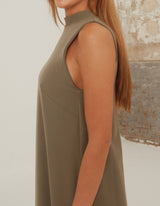 Vestido Eva verde – escote halter, cuello perkins y corte recto | VISS Madrid