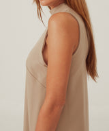 Vestido Eva Beige – Corte recto con escote halter y cuello perkins