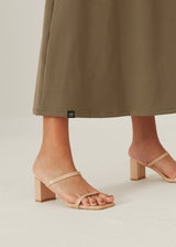 Vestido Eva Verde – Corte recto con escote halter y cuello perkins