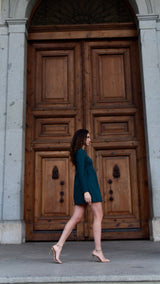 Vestido María verde botella – mini con falda abullonada y cuello redondo (VISS Madrid)