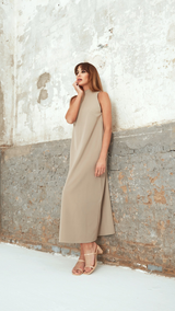 Vestido Eva beige – diseño recto, escote halter y cuello perkins | VISS Madrid