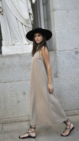 Vestido Eva beige – diseño recto, escote halter y cuello perkins | VISS Madrid