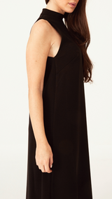 Vestido Eva Negro – Corte recto con escote halter y cuello perkins
