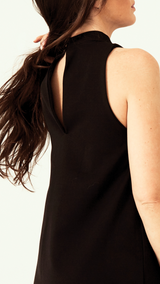 Vestido Eva Negro – Corte recto con escote halter y cuello perkins