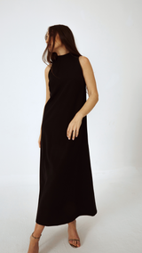 Vestido Eva negro – escote halter y cuello perkins, diseño recto y elegante de VISS Madrid