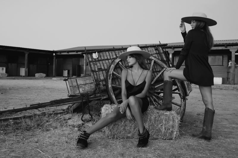 Foto modelos en el rancho con sombreros y vestidos